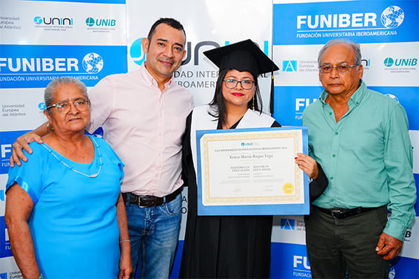 Entrega de títulos en Ecuador